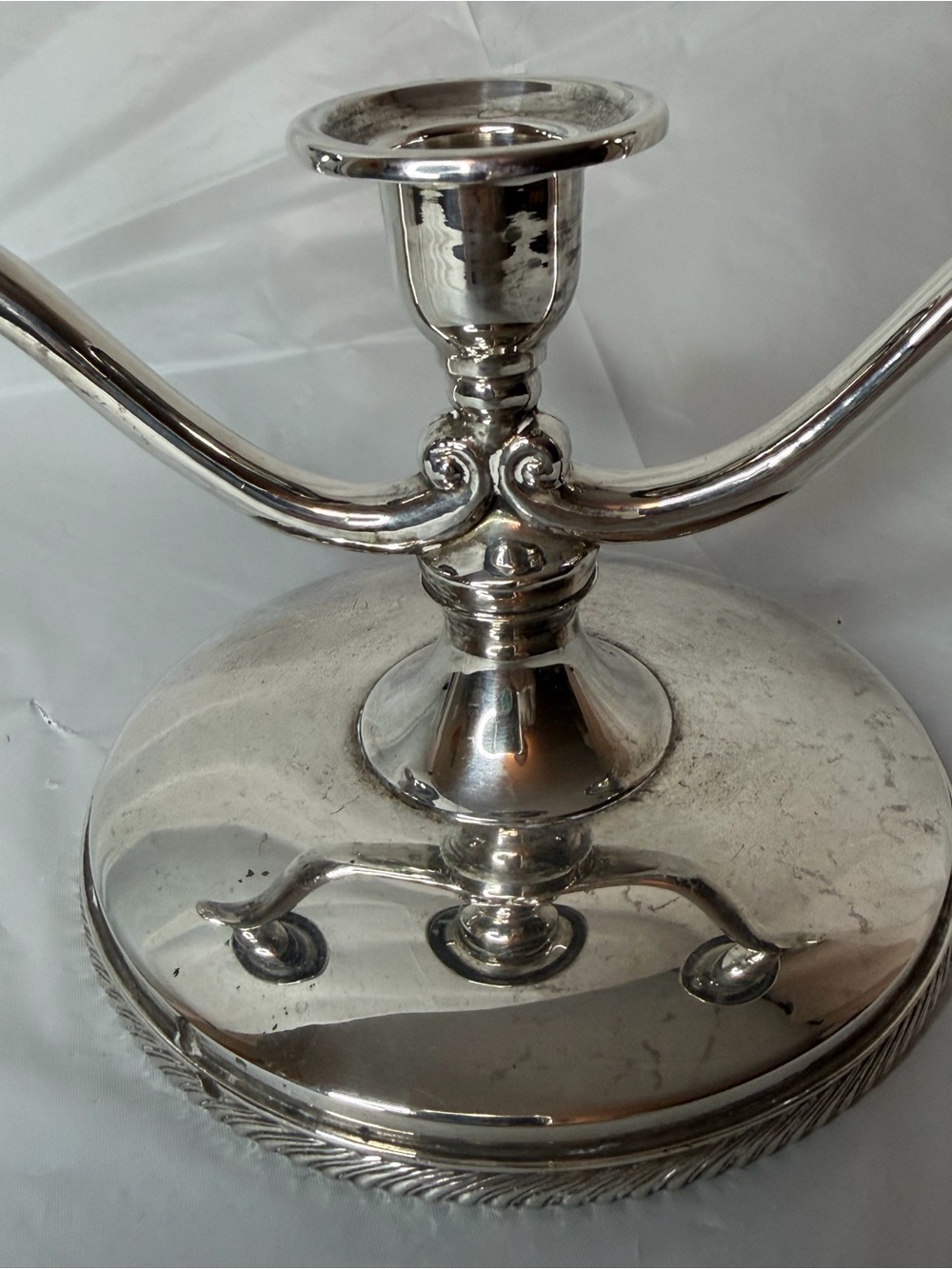 Vintage Wm. A. Rogers silver-plated three-arm candelabra - Picture 2 of 7